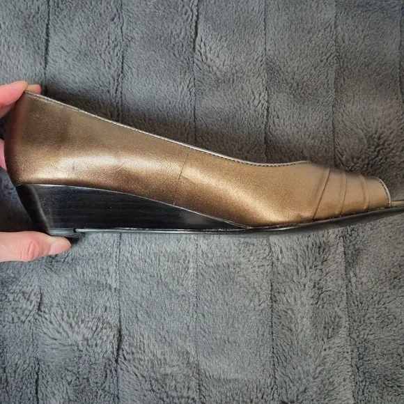 Pierre Michel Bronze Metallic Leather Peep Toe Wedges! Size 37! - Picture 15 of 15